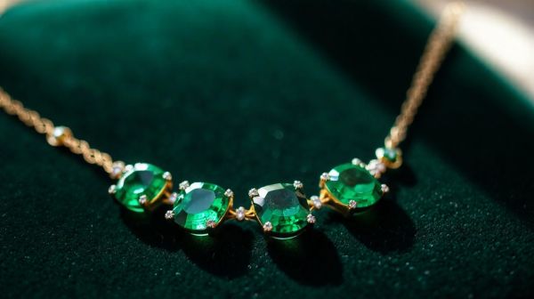 Top 5 colliers émeraude pour affirmer votre style